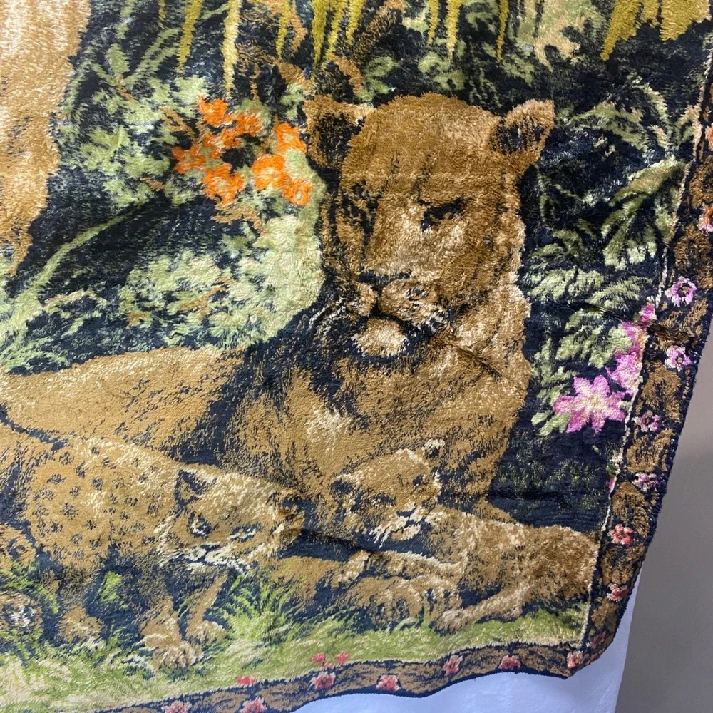 VTG Majestic Lion Family Regal Scene Velvet‎ Velour Tapestry Wall Hanging Carpet